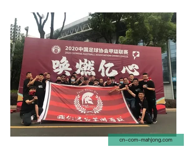 孙兴慜国家队训练间隙停步与远道而来英国球迷合影留念瞬间记录