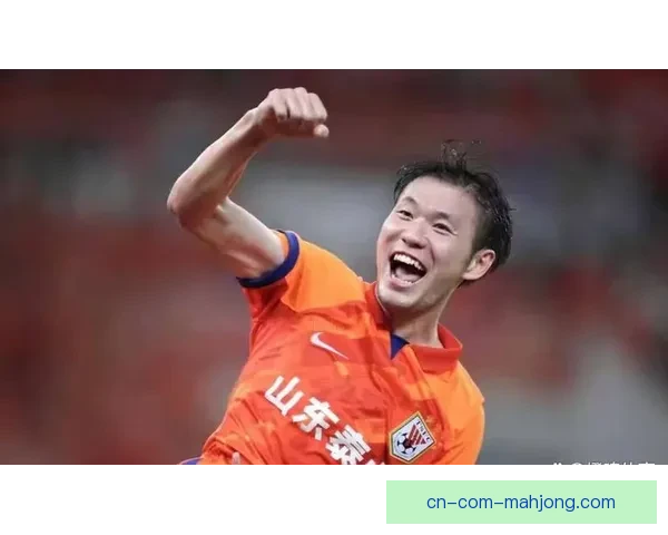 李源一中场拼抢积极展现斗志助力球队攻防转换